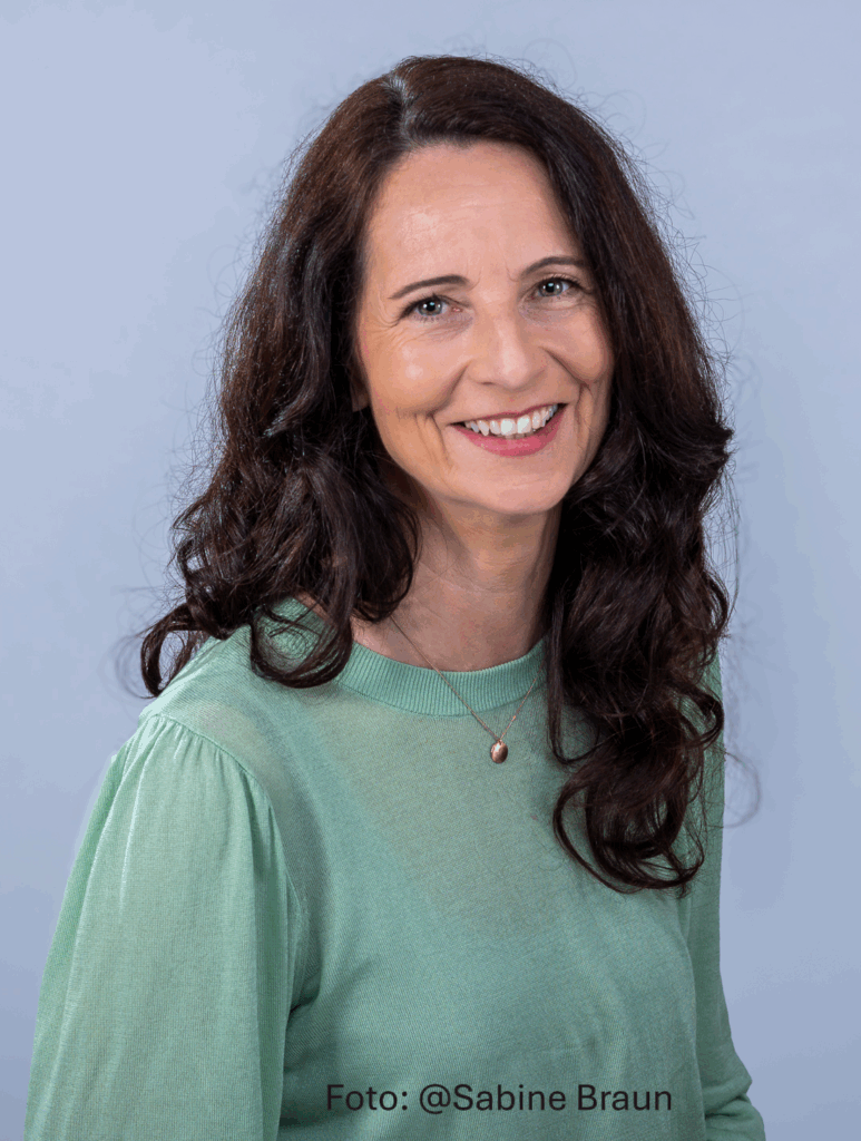 Therapeutin Anja Mönnich Porträt von Anja Mönnich, blauer Hintergrund
